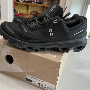 On Cloudventure shoes women’s size 9.5 black